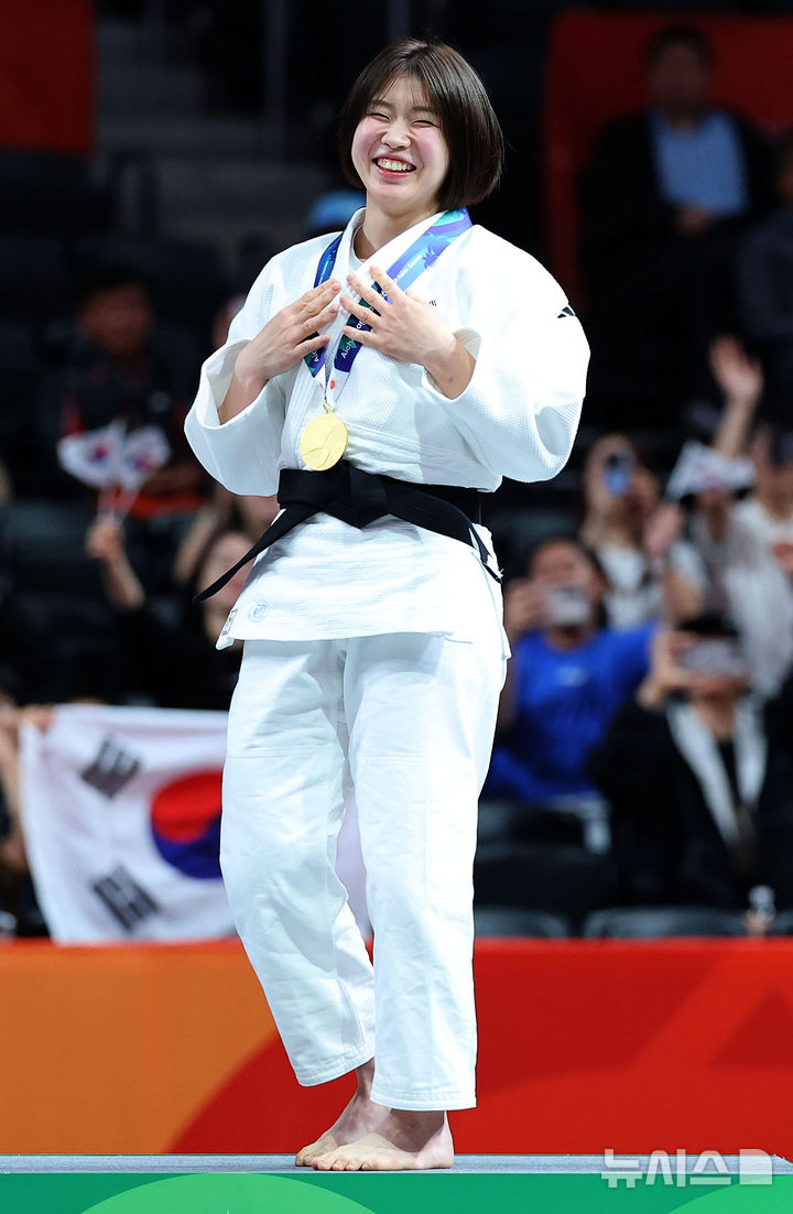[나고야(일본)=뉴시스] 김금보 기자 = 1일 (현지 시간) 일본 아이치현 나고야시 아이치 인터네셔날 아레나에서 열린 2026 아이치·나고야 아시안게임 유도 여자 57kg급 시상식에서 금메달을 획득한 한국 허미미가 기뻐하고 있다. 2026.10.01. kgb@newsis.com