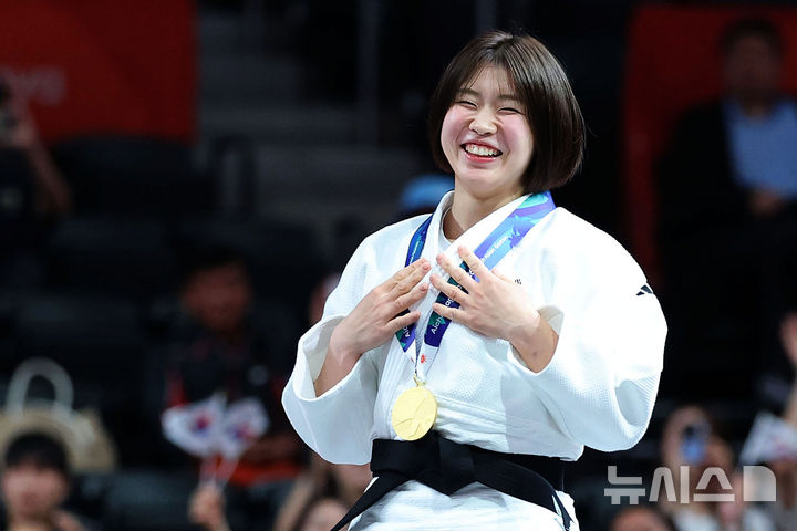[나고야(일본)=뉴시스] 김금보 기자 = 1일 (현지 시간) 일본 아이치현 나고야시 아이치 인터네셔날 아레나에서 열린 2026 아이치·나고야 아시안게임 유도 여자 57kg급 시상식에서 금메달을 획득한 한국 허미미가 기뻐하고 있다. 2026.10.01. kgb@newsis.com