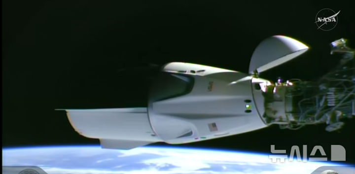 [워싱턴=AP/뉴시스] 미국 항공우주국(NASA)이 1일(현지 시간) 제공한 영상 사진에 우주비행사 4명을 태운 스페이스X 우주캡슐이 국제우주정거장(ISS)과 도킹하고 있다. 2026.10.02.