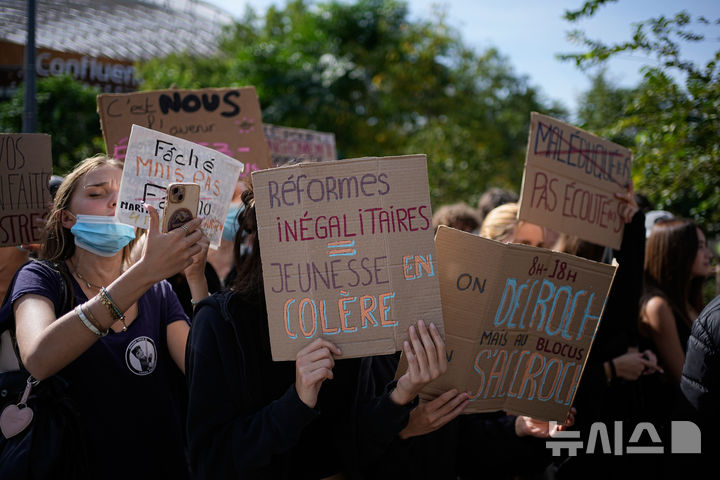 [리옹=AP/뉴시스] 2일(현지 시간) 프랑스 리옹에서 열악한 학교 환경에 대한 항의 시위에 참여한 고등학생들이 ‘불공정한 개혁, 분노한 청년!’ 등의 내용이 적힌 손팻말을 들고 있다. 교사 부족, 과밀 학급, 낡은 시설 등 열악한 교육 환경에 거리로 나선 고등학생들의 시위가 격해지고 있다. 2026.10.03.