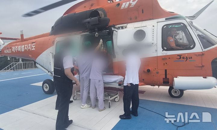 [제주=뉴시스] 1일 오전 제주대학교병원에서 응급 임산부가 소방헬기 한라매를 통해 도외 병원으로 이송되고 있다. (사진=제주소방안전본부 제공) 2026.10.02. photo@newsis.com