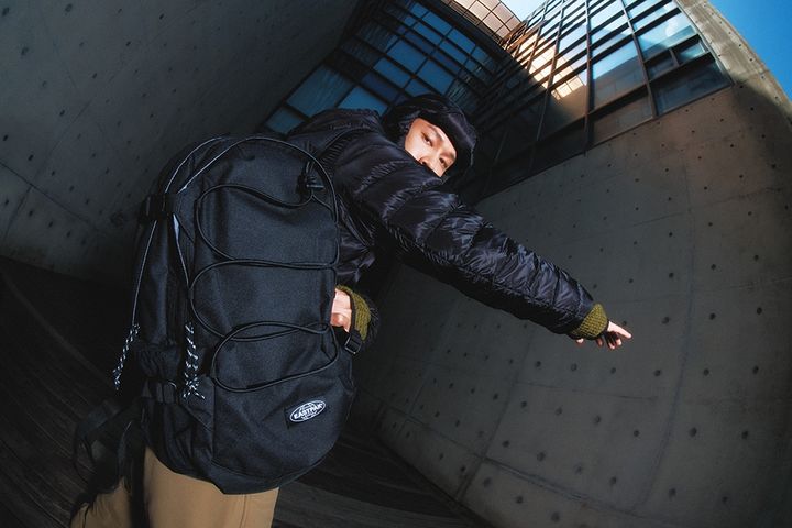 [서울=뉴시스] 이스트팩 26FW 화보. (사진=무신사 제공) *재판매 및 DB 금지