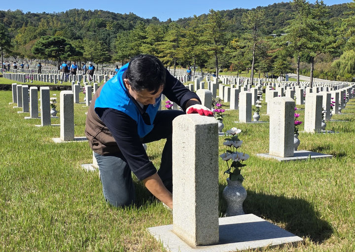 [서울=뉴시스] GS리테일 임원이 묘역정화 봉사활동을 진행하는 모습. (사진=GS리테일 제공) *재판매 및 DB 금지