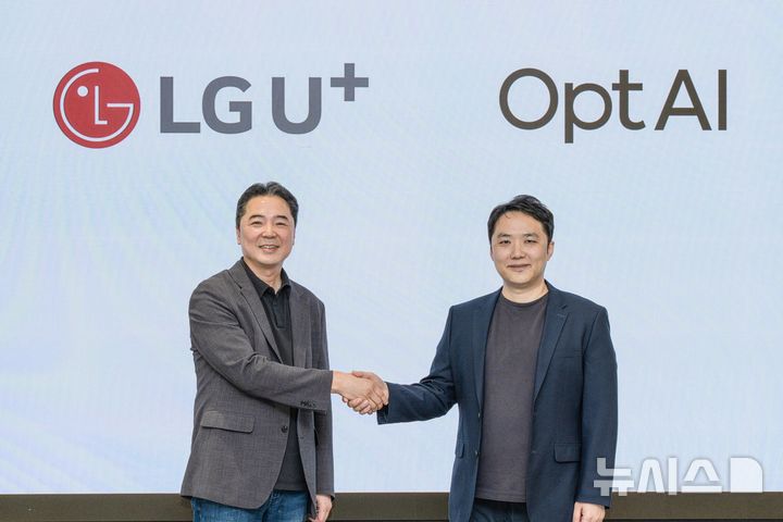 [서울=뉴시스] 윤현성 기자 = LG유플러스가 AI 최적화 전문기업 옵트에이아이와 손잡고 AI 운영 효율을 높이는 토큰 최적화 기술 확보에 나선다. 사진은 이상엽 LG유플러스 CTO(전무, 왼쪽)와 이재호 옵트에이아이 대표가 토큰 최적화 협력과 관련해 기념촬영을 하는 모습. (사진=LG유플러스 제공) 2026.10.02. hsyhs@newsis.com