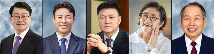 [대전=뉴시스] 오석진(왼쪽부터) 교육감, 전문학서구청장, 박태구 편집국장, 김미진 이사, 김상호 이사장. (사진=한남대 제공) 2026.10.02. photo@newsis.com *재판매 및 DB 금지