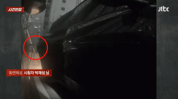 [서울=뉴시스] 주차장에서 '문콕' 사고를 낸 뒤 자신의 차량 상태만 확인하고 자리를 떠난 운전자의 모습이 포착돼 논란이 일고 있다. (영상=JTBC 사건반장 캡처) *재판매 및 DB 금지