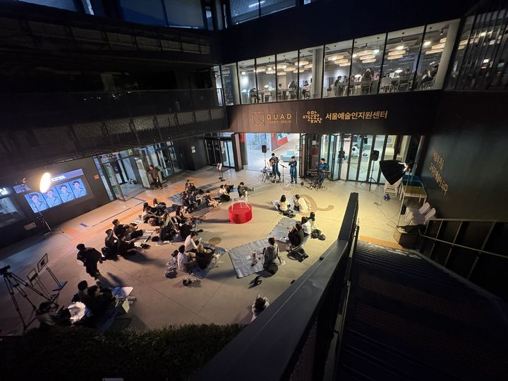 지난 달 16일 서울문화재단 대학로센터 야외에서 열린 '9월 제철공연' 무대에서 티엑스솔루션이 다원극 '일체형책상장례식'을 선보이고 있다. (사진=서울문화재단) 2026. 10. 02. photo@newsis.com *재판매 및 DB 금지