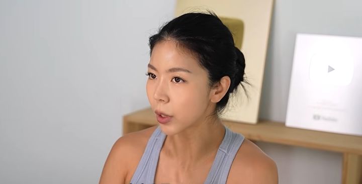 [서울=뉴시스] 지난 29일 운동 크리에이터 제이제이가 자신의 유튜브 채널 '제이제이살롱드핏'에서 다이어트 후 살 처짐을 예방하기 위한 중량 운동법과 생활 습관에 대해 설명하고 있다. (사진=유튜브 '제이제이살롱드핏' 화면 캡처) 2026.10.02.