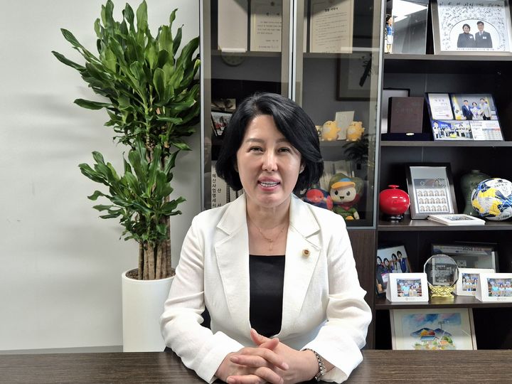 [수원=뉴시스] 이병희 기자 = 인터뷰 중인 경기도의회 황은화 의원. 2026.10.03. iambh@newsis.com *재판매 및 DB 금지
