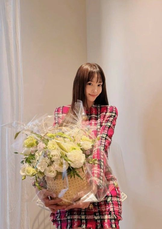 [서울=뉴시스] 강예원이 꽃다발을 든 채 사진을 찍은 모습이다. (사진= 강예원 SNS 캡처) 2026.10.02. photo@newsis.com *재판매 및 DB 금지