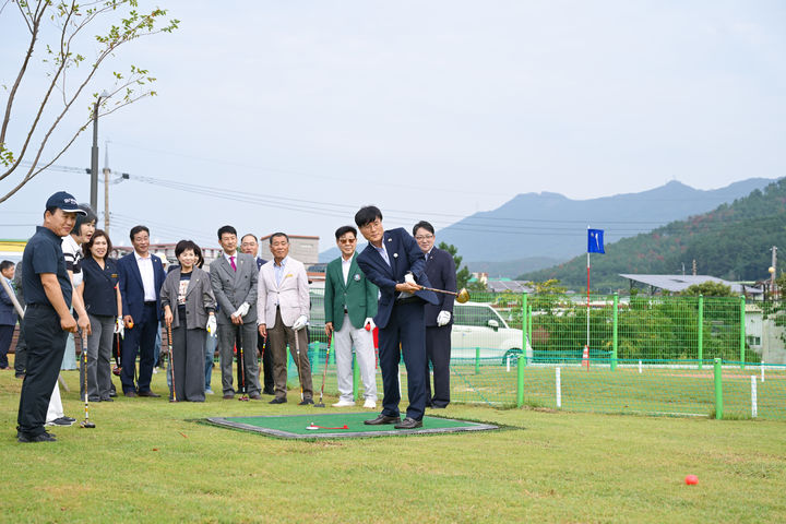 [거제=뉴시스] 경남 거제시 동부면 산양리 일원에 9홀 규모의 동부파크골프장이 개장돼 지난 1일부터 본격적인 시범운영에 들어갔다.사진은 변광용 거제시장의 시타 모습. (사진=거제시 제공) 2026.10.02. photo@newsis.com *재판매 및 DB 금지
