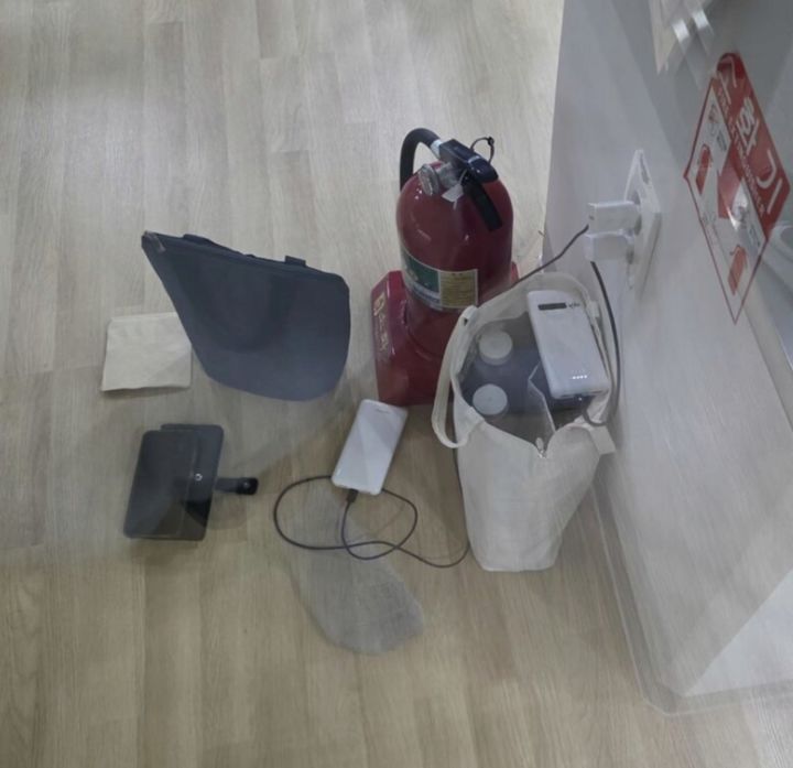 [서울=뉴시스]한 온라인 커뮤니티에 공개된 사진. 아파트 헬스장으로 보이는 공간에 생수병 2개와 보조배터리 2개가 놓여 있다. (사진출처: 보배드림 캡처) 2026.10.02.
