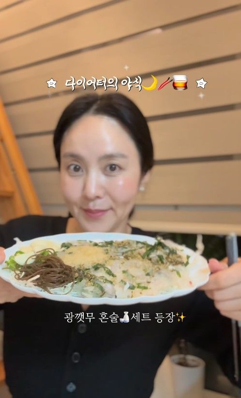 [서울=뉴시스] 방송인 박지윤이 상금 140만원을 걸고 다이어트에 도전 중이지만 야식을 먹는 영상을 공개했다. (사진=박지윤 인스타그램 캡처) 2026.10.02