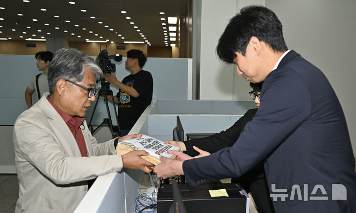 [전남광주=뉴시스] 양시원 기자 = 광주지방중대범죄수사청이 개청한 2일 오전 한 민원인이 종합민원실에서 고발장을 접수하고 있다. 2026.10.02 goodwrite97@newsis.com