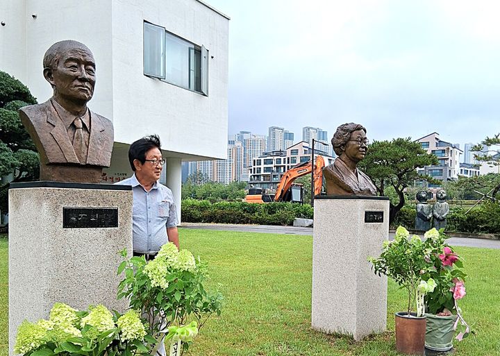 [원주=뉴시스] 경산복지재단 설립자 노석 최병홍 선생의 흉상 옆에 선 문막용준문화재단 이갑수 이사장. (사진=독자 제공) 2026.10.02. photo@newsis.com *재판매 및 DB 금지