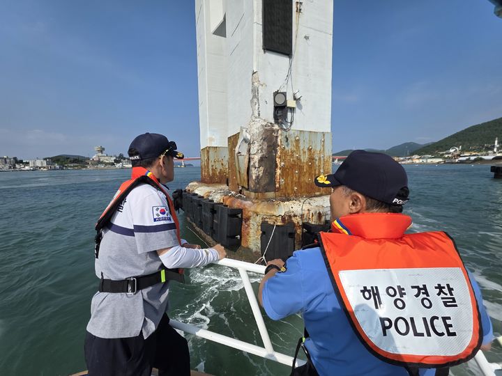 [통영=뉴시스] 통영해경이 거제대교 교각에 대해 현장점검을 실시하고 있다. (사진=통영해경 제공) 2026.10.02. photo@newsis.com *재판매 및 DB 금지