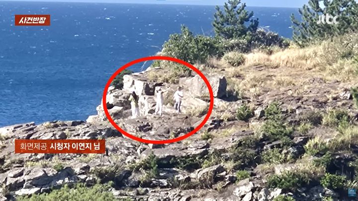 [서울=뉴시스] 제주도 외돌개의 출입 금지 구역에 중국인 관광객이 들어가는 모습이 공개됐다. (사진=JTBC '사건반장' 캡처) 2026.10.02