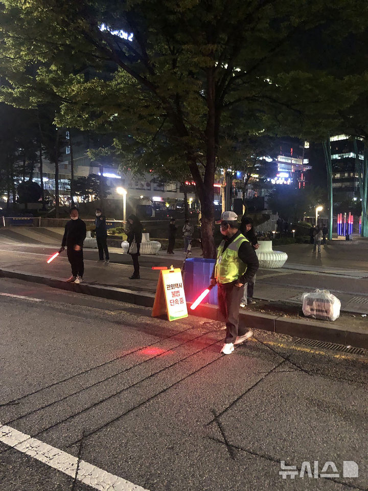 [성남=뉴시스] 지난해 11월 판교역 인근에서 관외 택시의 불법 영업 행위를 합동 단속하는 모습 (사진=성남시 제공) 2026.10.02.photo@newsis.com