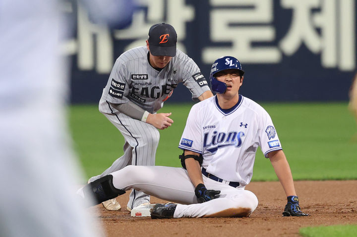 [서울=뉴시스] 삼성 라이온즈의 구자욱이 9월 30일 대구 삼성라이온즈파크에서 열린 한화 이글스와의 경기에서 1회말 도중 허벅지 통증을 호소하고 있다. (사진 = 삼성 라이온즈 제공) *재판매 및 DB 금지