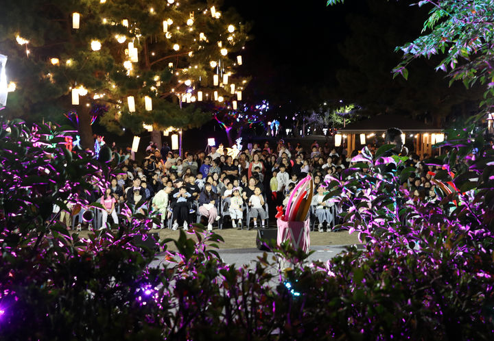 [제주=뉴시스] 1일 제주시 일도2동 신산공원에서 '2026 신산 도채비 빛 축제'가 열리고 있다. (사진=제주도 제공) 2026.10.02. photo@newsis.com *재판매 및 DB 금지