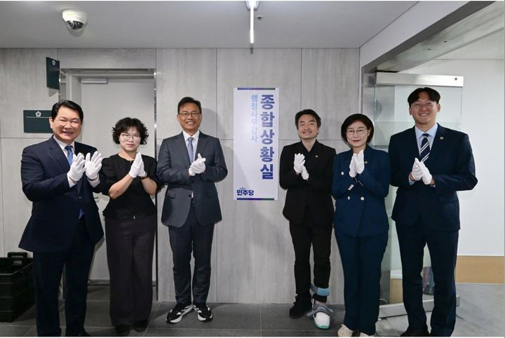 [서울=뉴시스] 서울시의회 더불어민주당 관계자들이 1일 '2026년 행정사무감사 종합상황실 현판식'에서 박수를 치고 있다. (사진=서울시의회 더불어민주당 제공) 2026.10.01. photo@newsis.com *재판매 및 DB 금지
