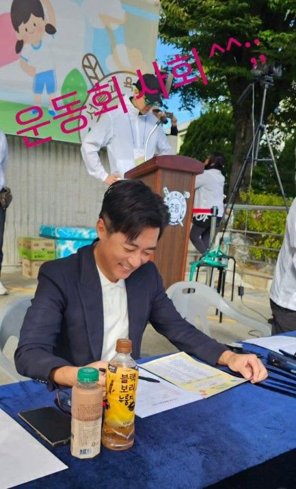 [서울=뉴시스] 안재욱이 딸 학교 운동회에서 사회를 맡은 모습이다. (사진= 안재욱 SNS 캡처) 2026.10.02. photo@newsis.com *재판매 및 DB 금지