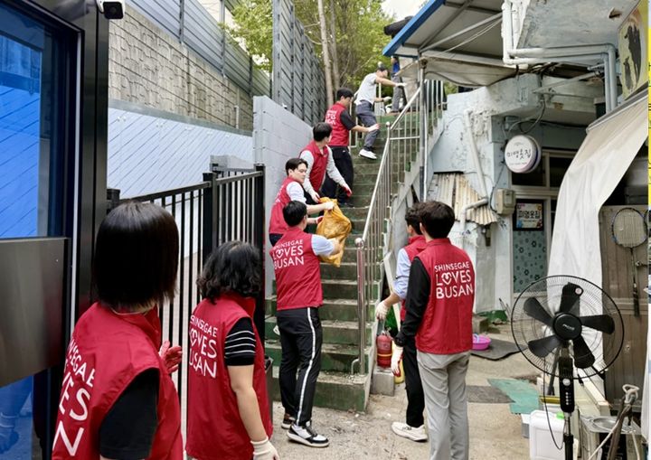 [부산=뉴시스] 부산 신세계 센텀시티 자원봉사단 '신세계 러브스 부산'은 지난 1일 해운대구 우2동종합시장에서 환경정비 봉사활동을 실시했다고 2일 밝혔다. (사진=신세계 제공) 2026.10.02. photo@newsis.com *재판매 및 DB 금지