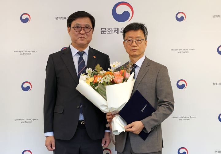 [서울=뉴시스] 최휘영(왼쪽) 문화체육관광부 장관이 2일 서울 종로구 국립현대미술관 서울관에서 신임 김현환 국립박물관문화재단 이사장에게 임명장을 수여한 뒤 기념촬영을 하고 있다. (사진 = 문화체육관광부 제공) 2026.10.02. photo@newsis.com *재판매 및 DB 금지