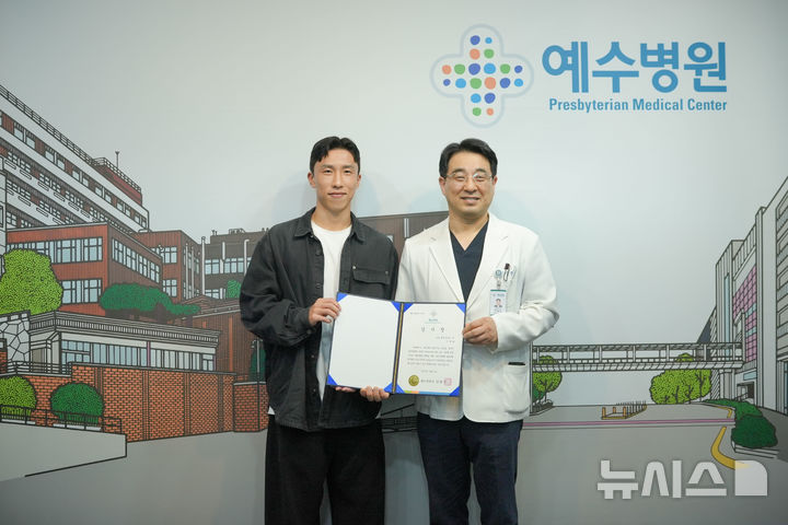 [전주=뉴시스] 전북현대 이영재와 신충식 예수병원장. (사진= 전북현대모터스 제공) *재판매 및 DB 금지