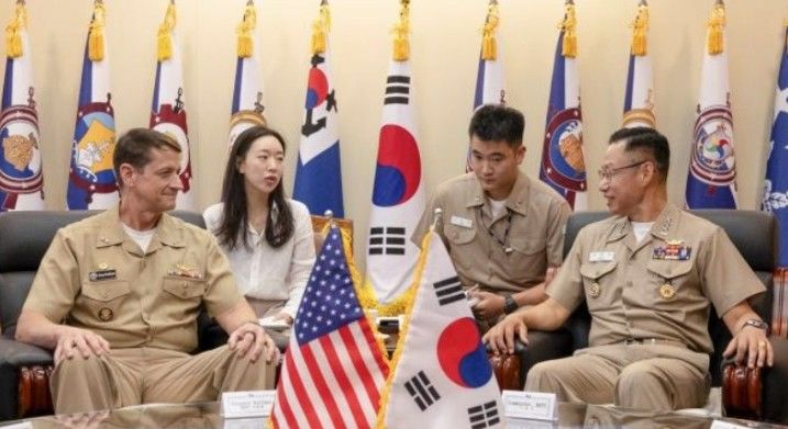 [서울=뉴시스]강정호 해군 교육사령관과 그레고리 허프만 미 해군 교육사령관이 지난 9월 환담을 나누는 모습. 강 사령관 뒤쪽에 이지호 소위가 통역을 하고 있다. 사진 국방일보 *재판매 및 DB 금지