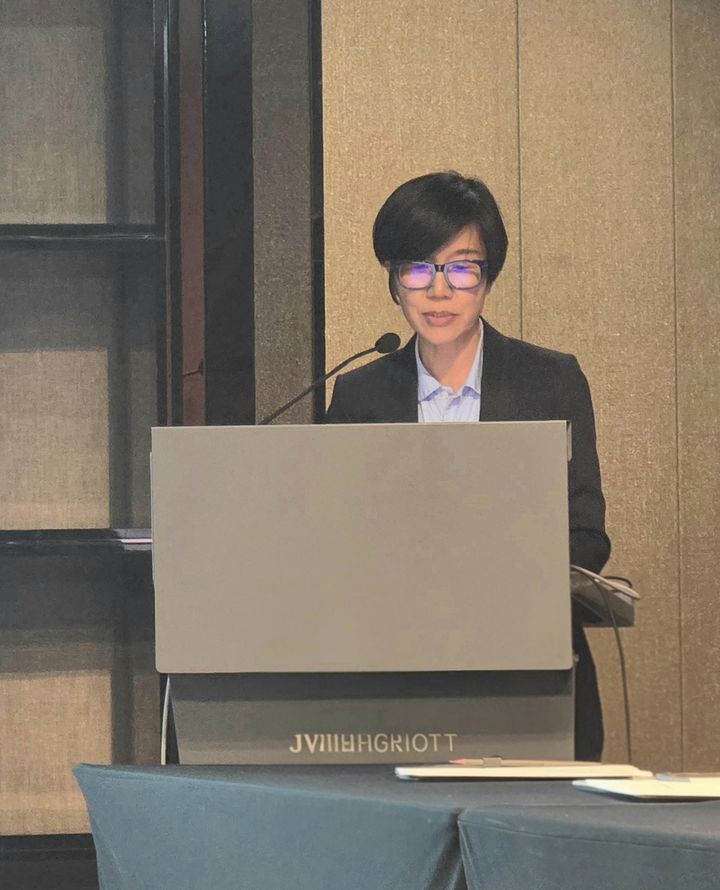 [사진=박현주 미술전문기자]백지숙 전 서울시립미술관장이 2일 서울 JW메리어트 동대문 스퀘어 서울에서 모은 발 프로덕션의 여성 미술작가 다큐멘터리 시리즈 ‘오래오래 살아남을 그들’을 발표하고 있다. 2026.10.02. hyun@newsis.com *재판매 및 DB 금지
