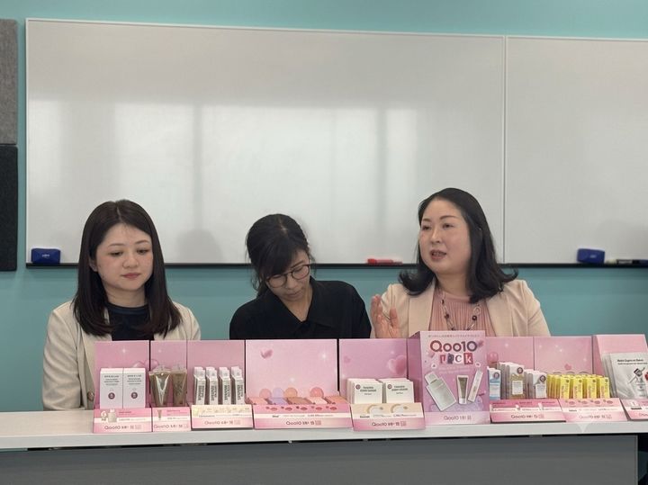 [도쿄=뉴시스] 키쿠치 츠카사(왼쪽) 세븐일레븐 상품본부 식료품 상품개발부 잡화·출판 MD와 나카무라 와카코(오른쪽) 이베이재팬 Qoo10 기업 파트너십·이벤트 매니저. (사진=동효정 기자) 2026.10.06. vivid@newsis.com *재판매 및 DB 금지