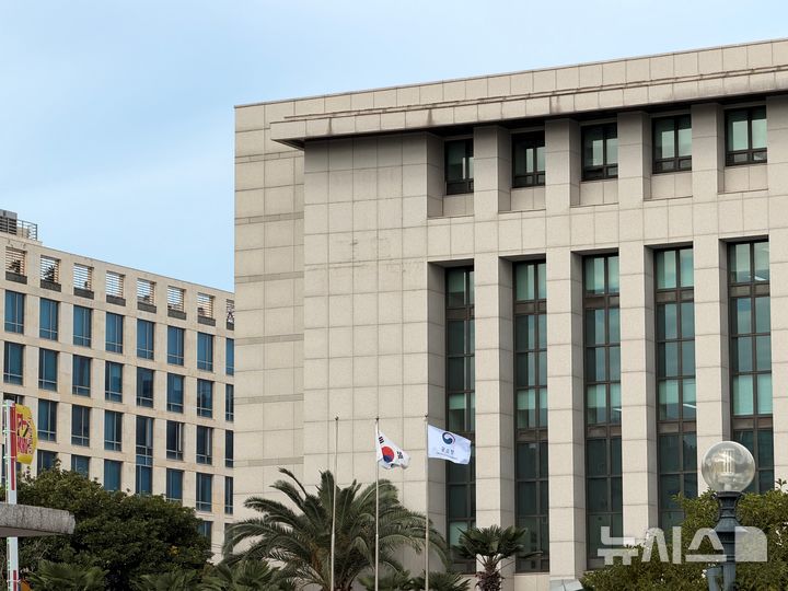 [제주=뉴시스] 김수환 기자 = 제주지검이 '제주공소청'으로 전환된 2일 오전 제주공소청 건물 외벽의 '검찰' 간판이 철거된 채 공소청 깃발이 나부끼고 있다. 2026.10.02. notedsh@newsis.com