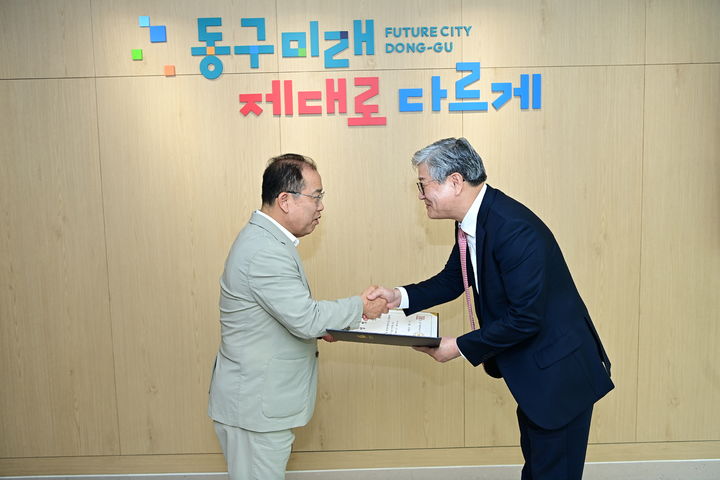 [대구=뉴시스] 권기일 전 대구시의원(오른쪽)이 대구 동구문화재단 신임 대표이사로 취임했다. (사진=대구동구문화재단 제공) 2026.10.02. photo@newsis.com *재판매 및 DB 금지