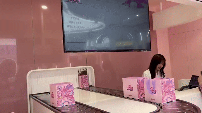 [도쿄=뉴시스]일본 도쿄 시부야에 위치한 큐텐 샘플하우스에서 고객에게 샘플을 제공하고 있는 모습. (사진=동효정 기자) 2026.10.06. vivid@newsis.com *재판매 및 DB 금지