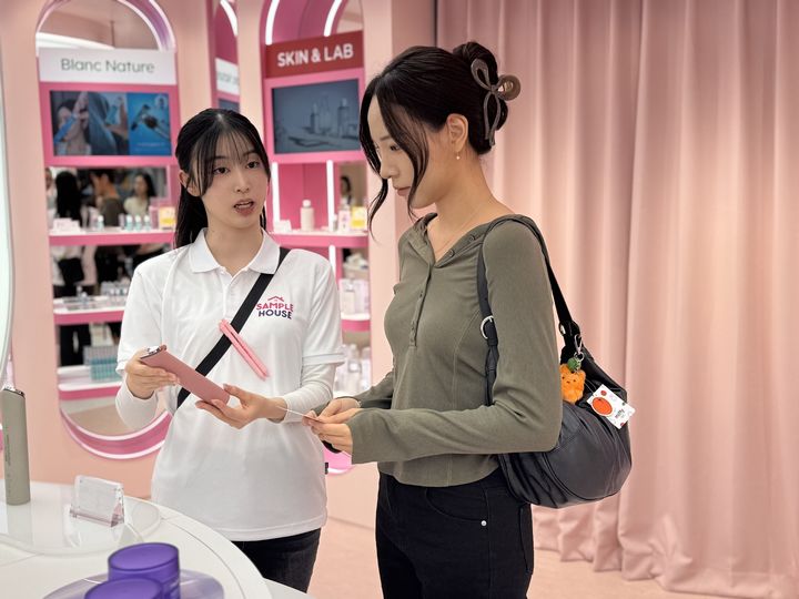 [도쿄=뉴시스] 일본 도쿄 시부야에 위치한 샘플하우스에서 관계자의 설명을 들으며 제품을 체험하고 있는 소비자의 모습. (사진=동효정 기자) 2026.10.06. vivid@newsis.com *재판매 및 DB 금지