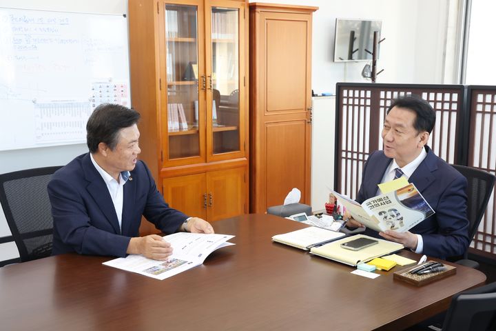 [정읍=뉴시스] 지난 1일 정읍시의 내년도 정부예산 확보차 국회를 방문한 이학수 시장(왼쪽)이 이광재 예결위원장(오른쪽)을 만나 지역 주요 현안사업을 설명하고 있다. *재판매 및 DB 금지