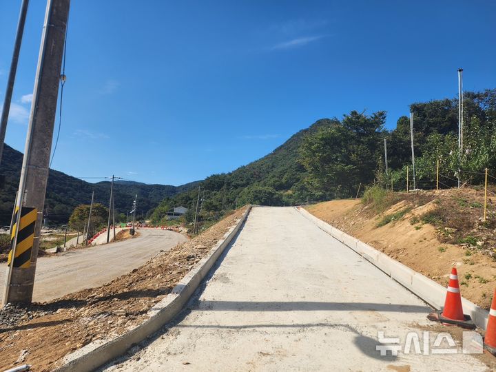 [순창=뉴시스] 전북개발공사, '섬진강 장군목생태관광지 진입도로' 현장 모습. *재판매 및 DB 금지