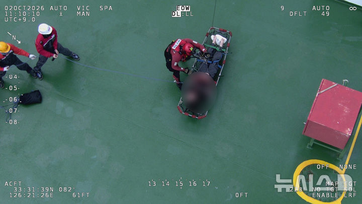 [제주=뉴시스] 2일 오전 제주 애월읍 해상에서 액화천연가스(LNG) 운반선 내 20대 선원이 의식을 잃고 쓰러져 해경 헬기에 의해 이송되고 있다. (사진=제주해양경찰청 제공) 2026.10.02. photo@newsis.com