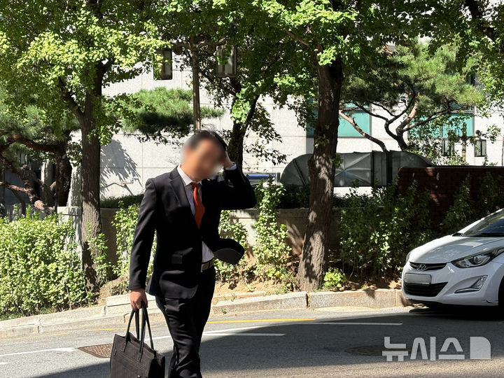 [서울=뉴시스]오영주 수습 기자=김병기 무소속 의원의 각종 비위 의혹을 폭로해 온 김 의원의 전직 보좌관 김모씨가 2일 오후 참고인 조사를 받기 위해 서울경찰청 광역수사단 마포청사에 출석하고 있다. 2026.10.02. dhdudwn0119@newsis.com