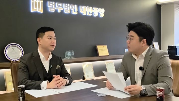 [서울=뉴시스] 지난 1일 법무법인 대한중앙 조기현 대표변호사(왼쪽)가 자사 공식 유튜브 채널 '법무법인대한중앙TV'에 직접 출연해 영화 '암살자(들)' 고발 사건에 대한 법리적 견해를 설명하고 있다. (사진=유튜브 '법무법인대한중앙TV' 화면 캡처) 2026.10.02.