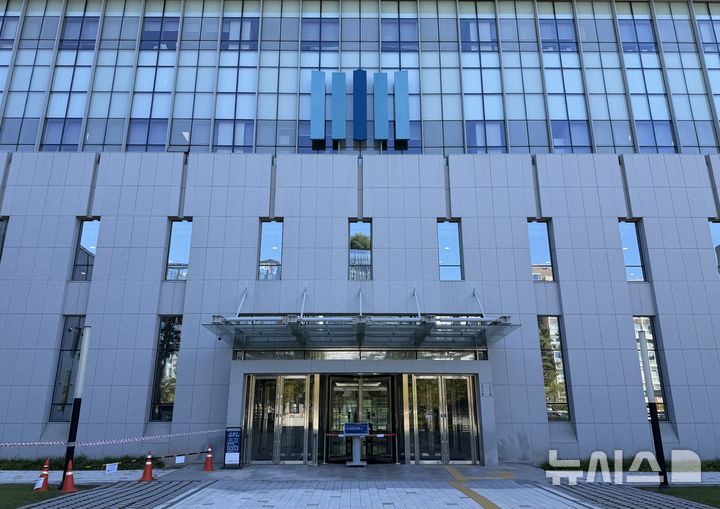 [수원=뉴시스] 양효원기자 = 검찰청이 78년 만에 역사 속으로 사라진 2일 오후 수원광역·지방공소청 건물 외관에 아직 검찰청 로고가 남아 있는 모습. 2026.10.2. hyo@newsis.com 