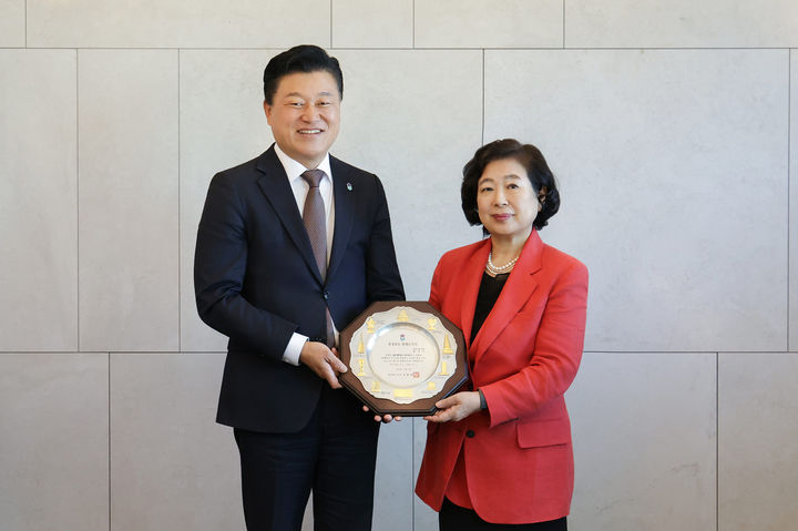 [서울=뉴시스] 현대그룹은 현정은 회장이 2일 신용한 충북도지사로부터 명예도지사 위촉패를 받았다고 밝혔다. 오른쪽부터 현 회장, 신 지사. (사진=현대그룹 제공) photo@newsis.com *재판매 및 DB 금지
