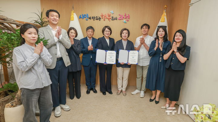 [과천=뉴시스] 어린이. 사회복지 급식 관리 지원센터 위수탁 변경 계약 체결식 현장 참석자들이 협약서에 서명한 후 기념 촬영을 하고 있다. (사진=과천시 제공). 2026.10.02.photo@newsis.com 
