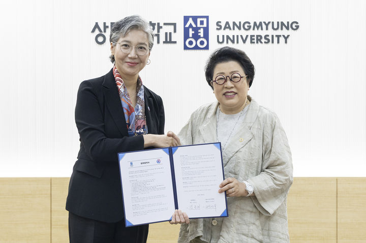 [서울=뉴시스] 박정숙 서울시여성가족재단 대표이사, 김종희 상명대 총장. (사진=상명대 제공) 2026.10.02. photo@newsis.com *재판매 및 DB 금지