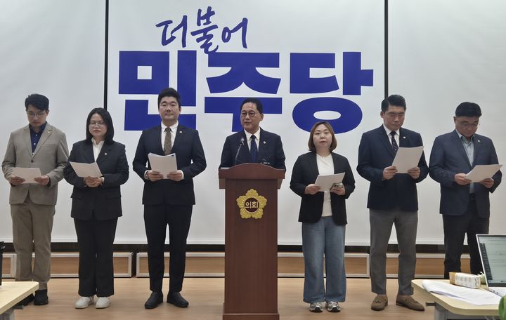 [수원=뉴시스] 이병희 기자 = 경기도의회 교섭단체 더불어민주당 안광률 대표의원을 대표단이 2일 도의회 브리핑룸에서 기자회견을 하고 있다. 2026.10.02. iambh@newsis.com *재판매 및 DB 금지