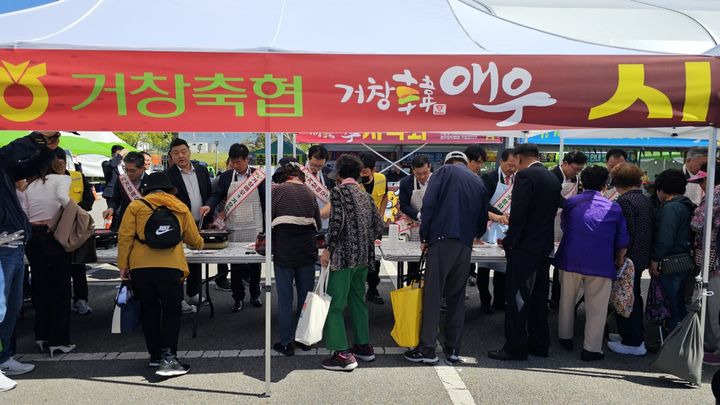 [거창=뉴시스] 거창축협, 애우 숯불구이 판매관 무료 시식행사 (사진=거창군 제공) 2026. 10. 02. photo@newsis.com *재판매 및 DB 금지