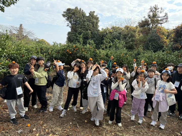 [서울=뉴시스] 우리동네 놀러올레 1기 활동에선 제주 지역 13개 학교 어린이 30명이 참여해 7일간 올레길 7개 코스, 총 58㎞를 걸었다. (사진=대·중소기업·농어업협력재단 제공) 2026.10.5. photo@newsis.com *재판매 및 DB 금지