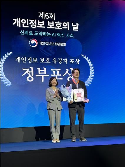 [서울=뉴시스] 최대선 숭실대 AI대학장 겸 AI전문대학원장이 홍조근정훈장을 들고 기념 촬영을 하고 있다. (사진=숭실대 제공) 2026.10.02. photo@newsis.com *재판매 및 DB 금지
