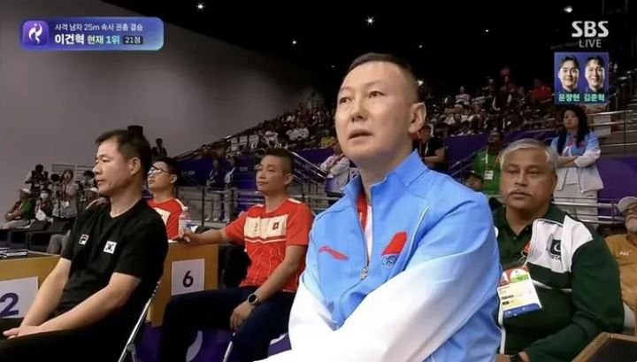 [서울=뉴시스] 윤석열 전 대통령과 닮은 중국 사격 코치의 모습이 포착돼 화제를 모으고 있다. (사진 : SNS 캡처) *재판매 및 DB 금지